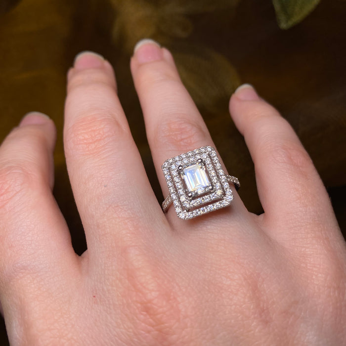 Anello Solitario in Oro Bianco 18kt con Diamante Rettangolare e Pavé