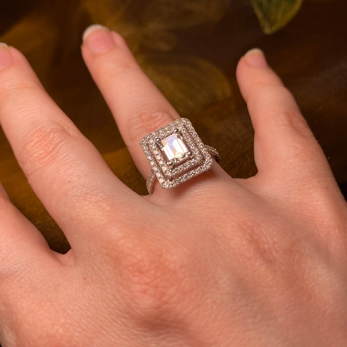Anello Solitario in Oro Bianco 18kt con Diamante Rettangolare e Pavé