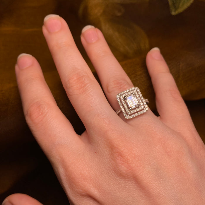 Anello Solitario in Oro Bianco 18kt con Diamante Rettangolare e Pavé