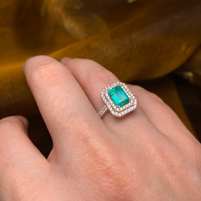 Anello in Oro Bianco 18kt con Smeraldo Rettangolare e Doppia Cornice di Diamanti