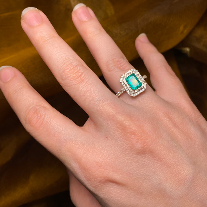Anello in Oro Bianco 18kt con Smeraldo Rettangolare e Doppia Cornice di Diamanti
