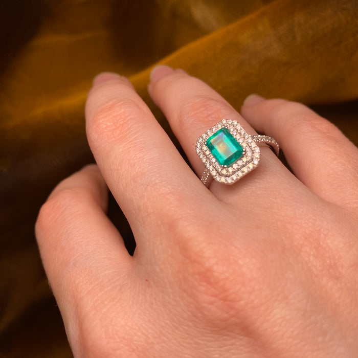 Anello in Oro Bianco 18kt con Smeraldo Rettangolare e Doppia Cornice di Diamanti