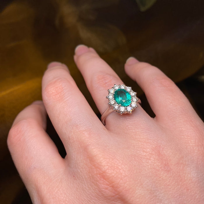 Anello Regina Elena in Oro Bianco 18kt con Smeraldo e Diamanti