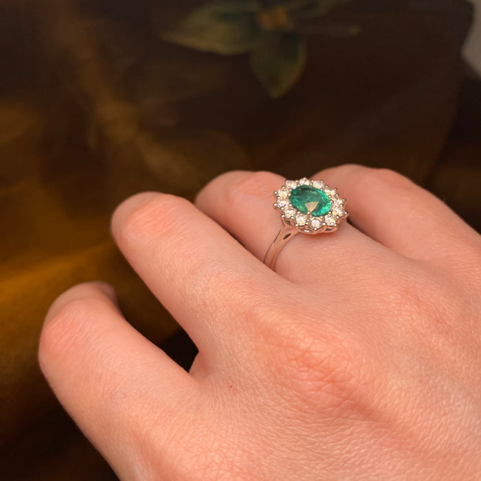 Anello Regina Elena in Oro Bianco 18kt con Smeraldo e Diamanti