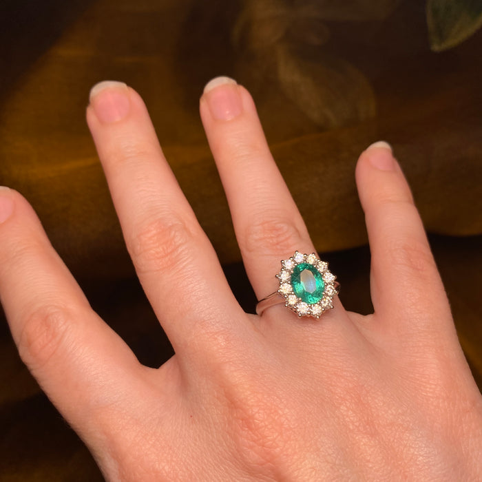 Anello Regina Elena in Oro Bianco 18kt con Smeraldo e Diamanti