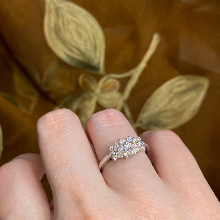 Anello in Oro Bianco 18kt con Tre Fiori di Diamanti