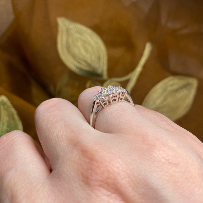 Anello in Oro Bianco 18kt con Tre Fiori di Diamanti