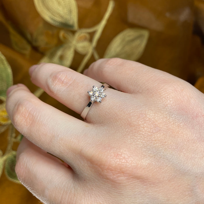 Anello in Oro Bianco 18kt con Fiore in Diamanti
