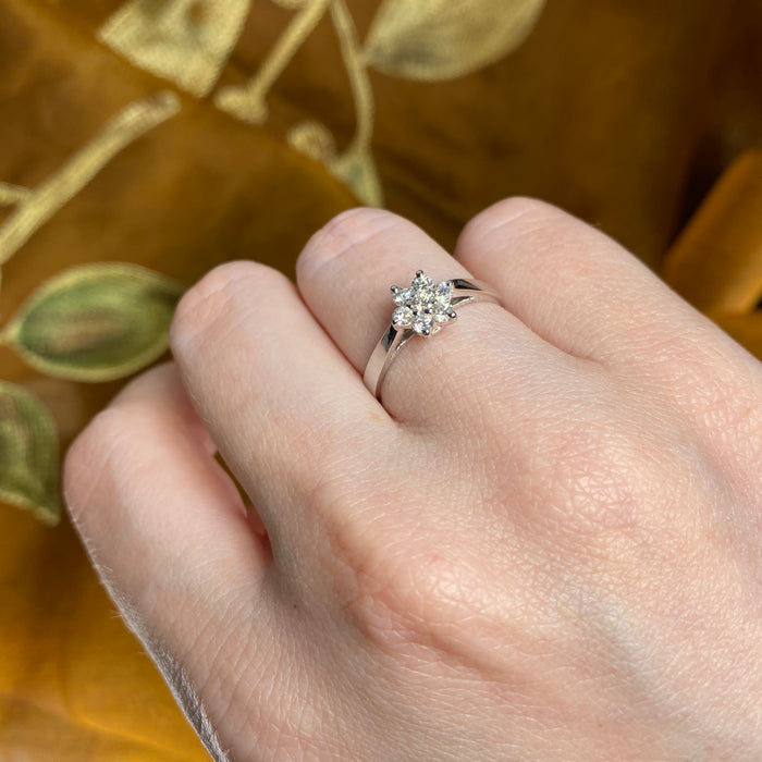 Anello in Oro Bianco 18kt con Fiore in Diamanti