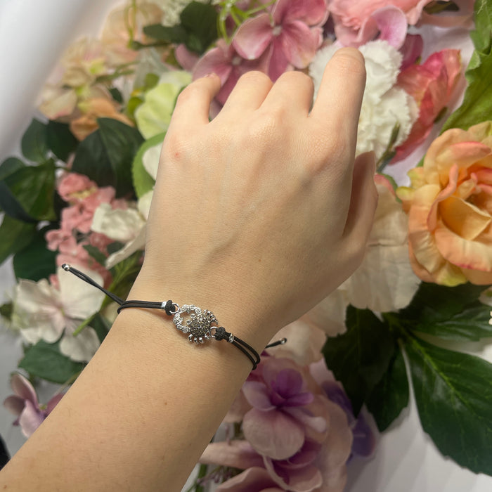 Bracciale con Cordino Nero, Charm Granchio in Oro Bianco e Diamanti Brown e Bianchi