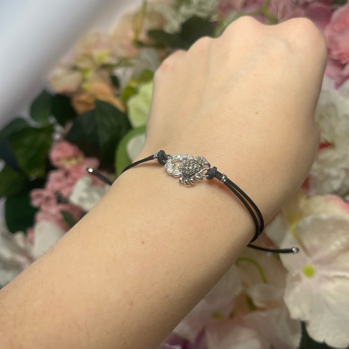 Bracciale con Cordino Nero, Charm Granchio in Oro Bianco e Diamanti Brown e Bianchi