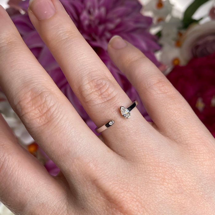 Anello Collezione Hope in Oro Bianco 18kt con Diamanti Goccia e Brillante