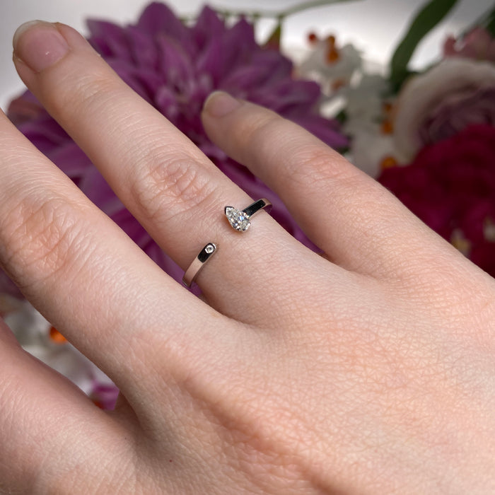 Anello Collezione Hope in Oro Bianco 18kt con Diamanti Goccia e Brillante