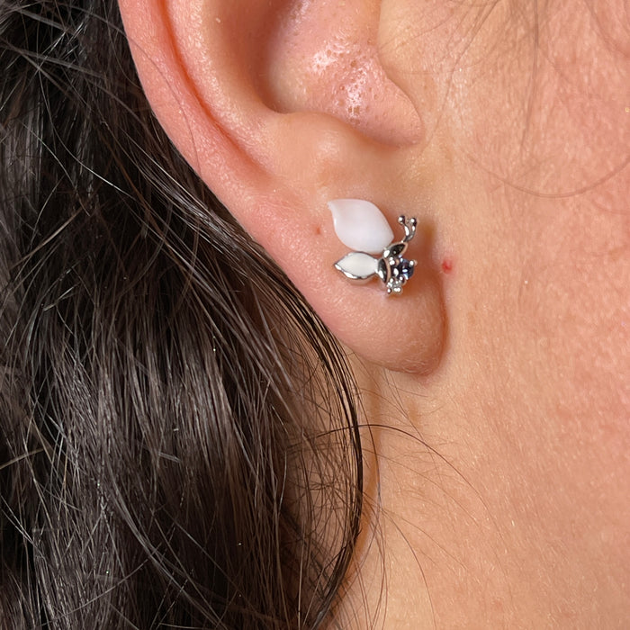 Orecchini in Oro Bianco 18kt con Corallo Bianco, Zaffiri Blu e Diamanti