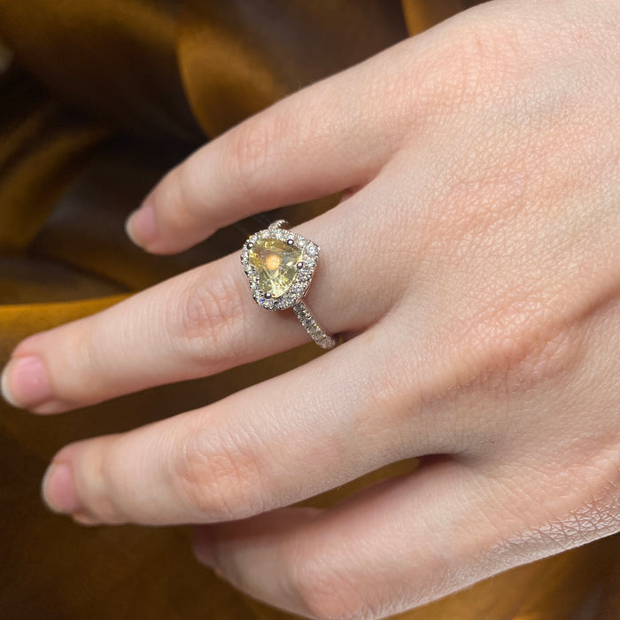 Anello Solitario in Oro Bianco con Zaffiro Giallo Cuore