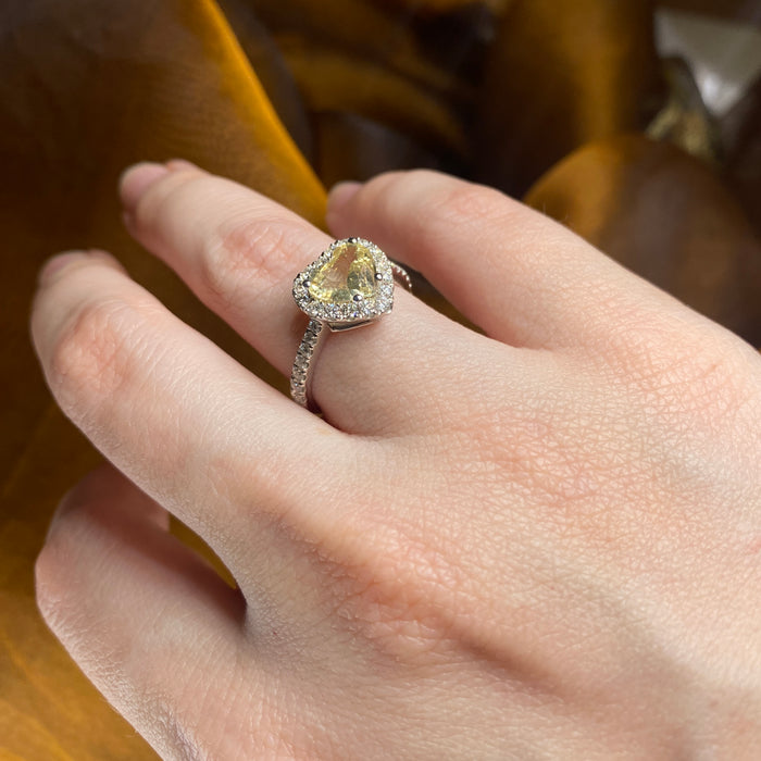 Anello Solitario in Oro Bianco con Zaffiro Giallo Cuore