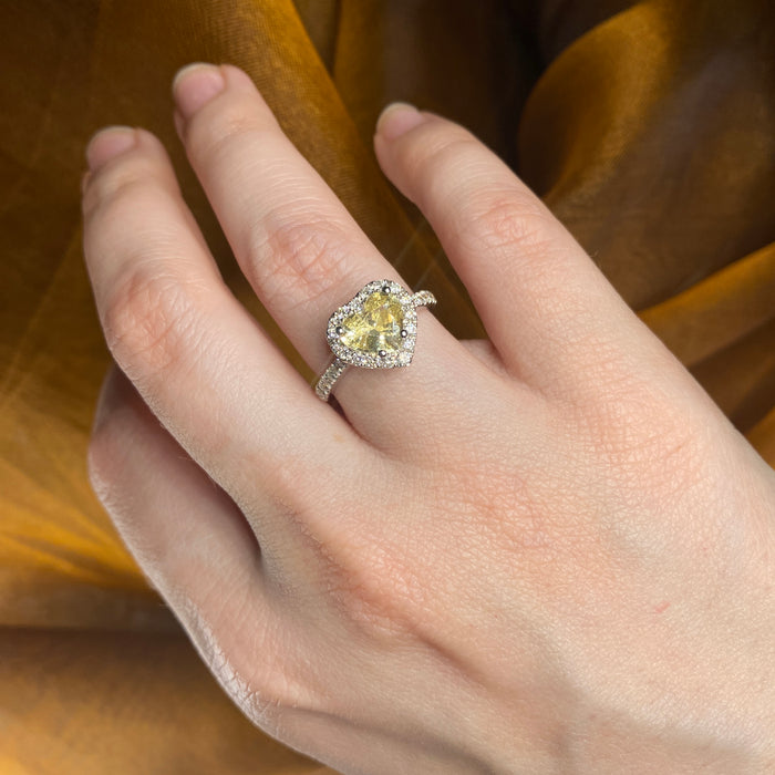 Anello Solitario in Oro Bianco con Zaffiro Giallo Cuore