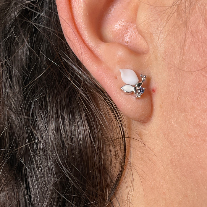 Orecchini in Oro Bianco 18kt con Corallo Bianco, Zaffiri Blu e Diamanti