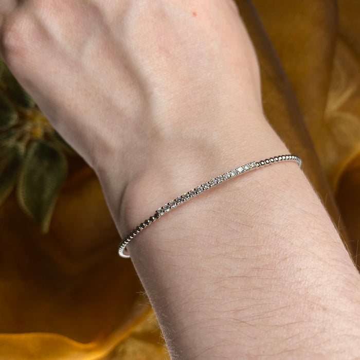 Bracciale Rigido in Oro Bianco 18kt con Barretta di Diamanti e Chiusura Magnetica