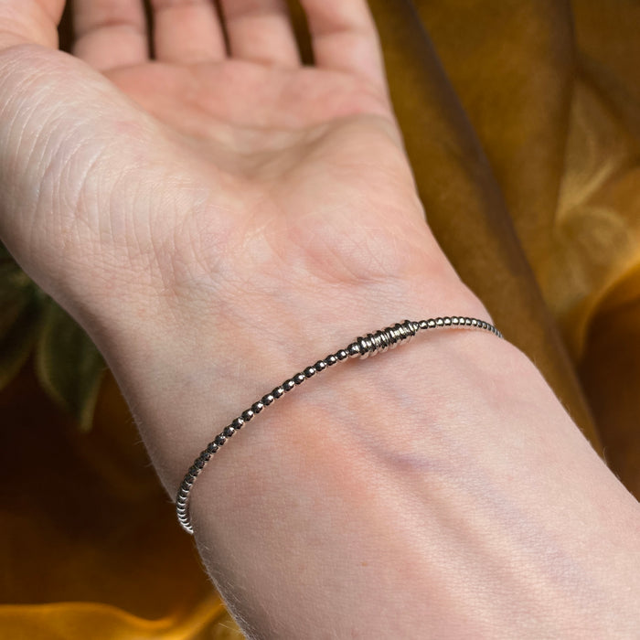 Bracciale Rigido in Oro Bianco 18kt con Barretta di Diamanti e Chiusura Magnetica