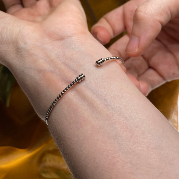 Bracciale Rigido in Oro Bianco 18kt con Barretta di Diamanti e Chiusura Magnetica