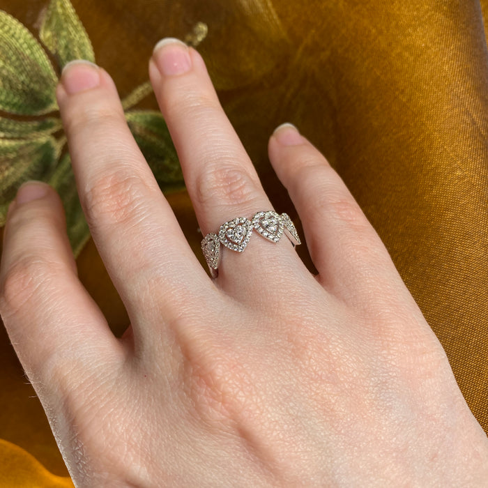 Anello in Oro Bianco 18kt con Cuori e Diamanti Brillanti