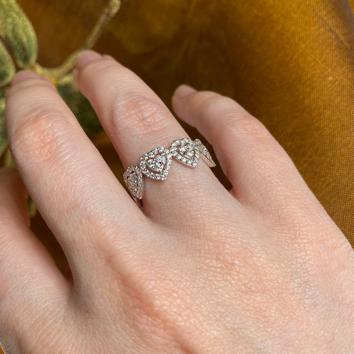 Anello in Oro Bianco 18kt con Cuori e Diamanti Brillanti