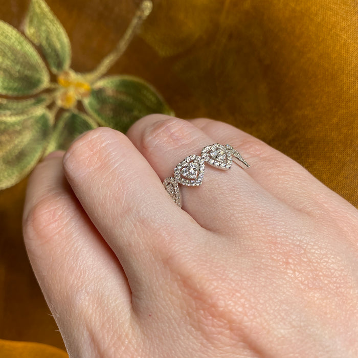 Anello in Oro Bianco 18kt con Cuori e Diamanti Brillanti