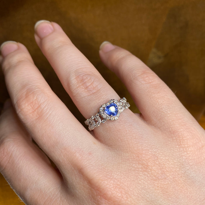 Anello Groumette in Oro Bianco 18kt con Diamanti e Zaffiro Blu Cuore