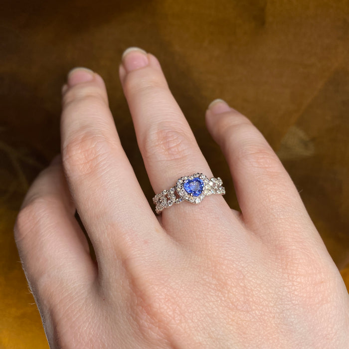 Anello Groumette in Oro Bianco 18kt con Diamanti e Zaffiro Blu Cuore