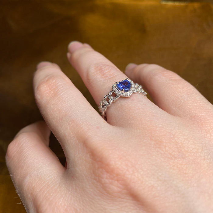 Anello Groumette in Oro Bianco 18kt con Diamanti e Zaffiro Blu Cuore