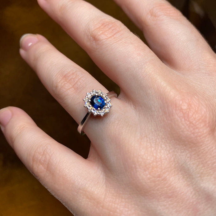 Anello in Oro Bianco 18kt con Zaffiro Blu Ovale e Contorno di Diamanti