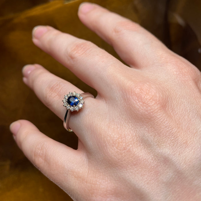 Anello in Oro Bianco 18kt con Zaffiro Blu Ovale e Contorno di Diamanti