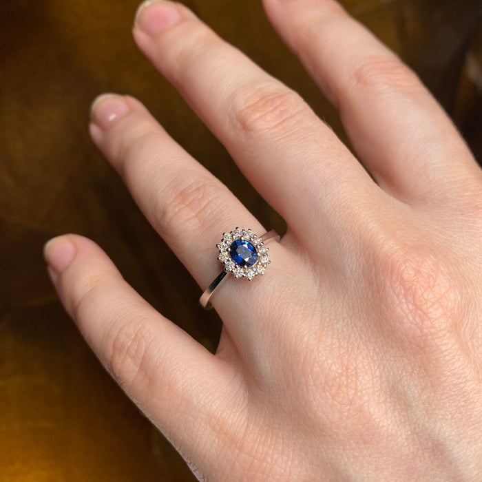 Anello in Oro Bianco 18kt con Zaffiro Blu Ovale e Contorno di Diamanti
