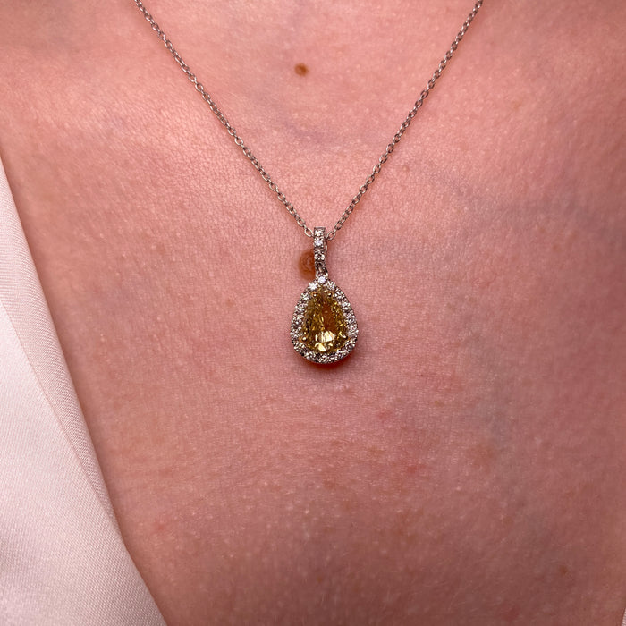 Ciondolo in Oro Bianco 18kt con Diamante Fancy Brownish Yellow e Contorno di Brillanti