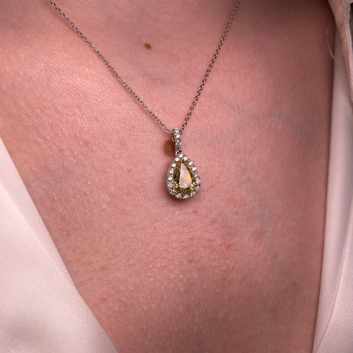 Ciondolo in Oro Bianco 18kt con Diamante Fancy Brownish Yellow e Contorno di Brillanti