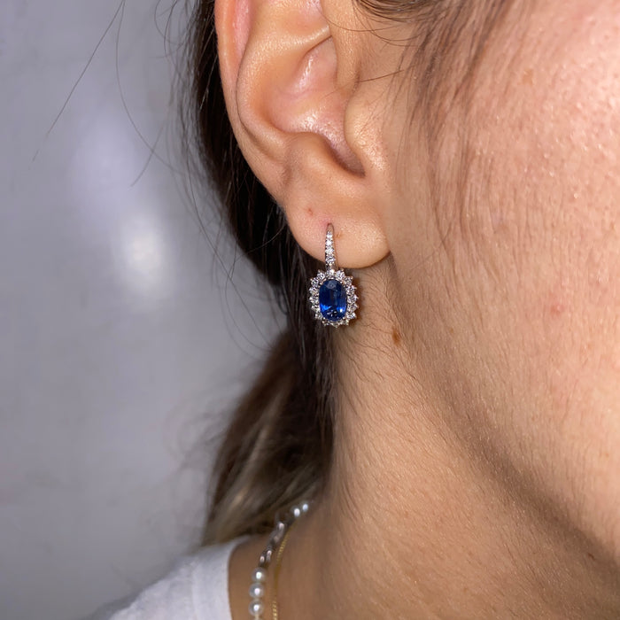 Orecchini a Monachella in Oro Bianco 18kt con Zaffiri Blu e Contorno di Diamanti