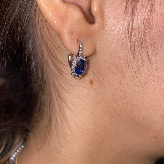 Orecchini a Monachella in Oro Bianco 18kt con Zaffiri Blu e Contorno di Diamanti