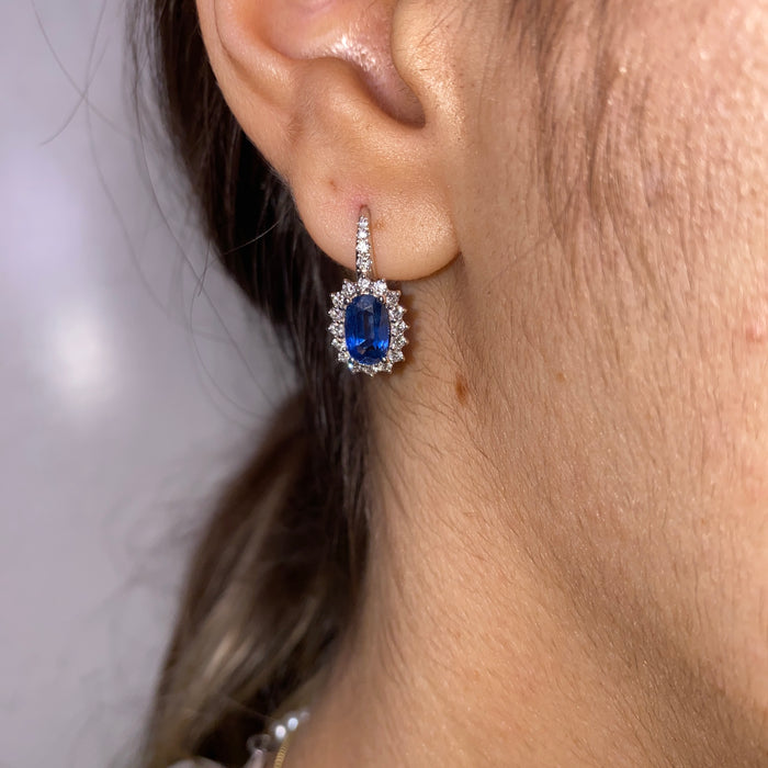 Orecchini a Monachella in Oro Bianco 18kt con Zaffiri Blu e Contorno di Diamanti