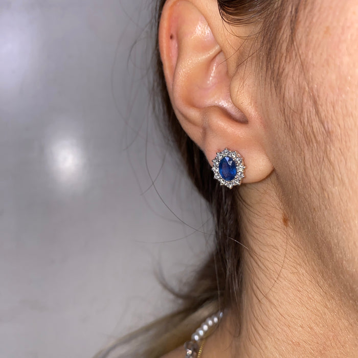 Orecchini a Lobo in Oro Bianco 18kt con Zaffiri Blu e Diamanti