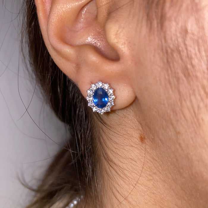 Orecchini a Lobo in Oro Bianco 18kt con Zaffiri Blu e Diamanti