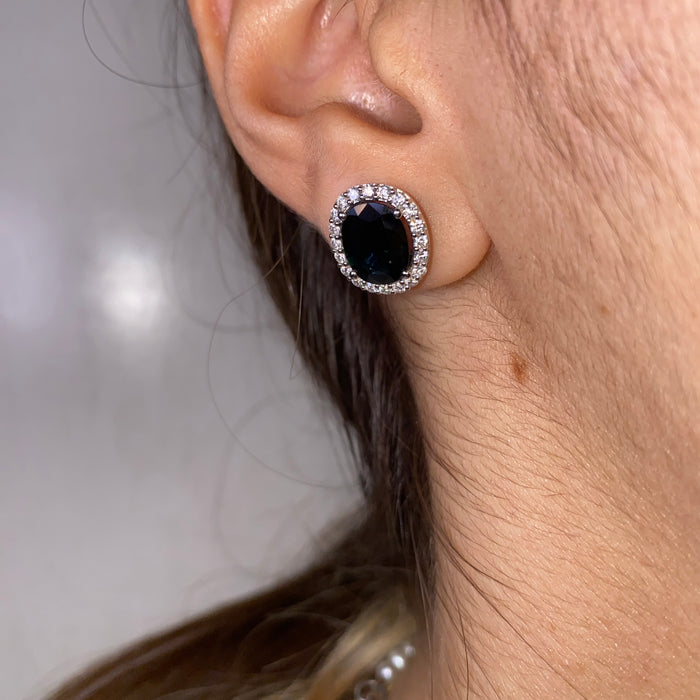 Orecchini a Lobo in Oro Bianco 18kt con Zaffiri Dark Blue e Contorno di Diamanti