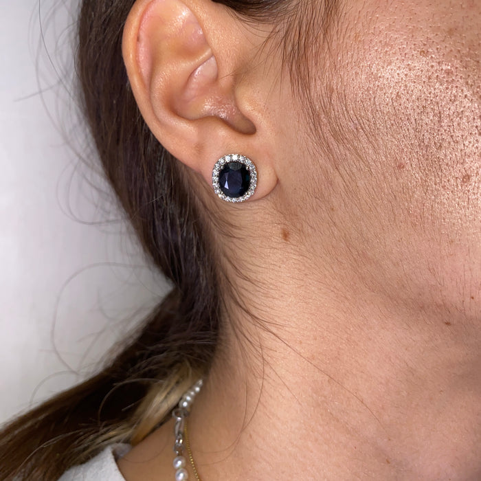 Orecchini a Lobo in Oro Bianco 18kt con Zaffiri Dark Blue e Contorno di Diamanti