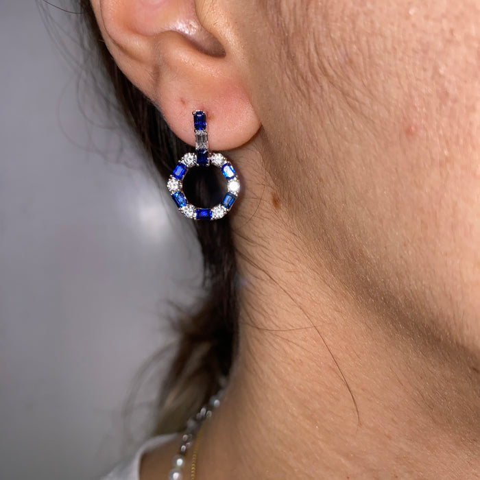 Orecchini Pendenti in Oro Bianco con Cerchio in Zaffiri Blu e Diamanti