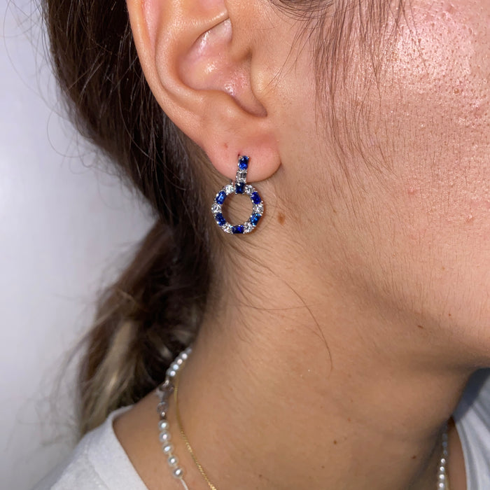 Orecchini Pendenti in Oro Bianco con Cerchio in Zaffiri Blu e Diamanti