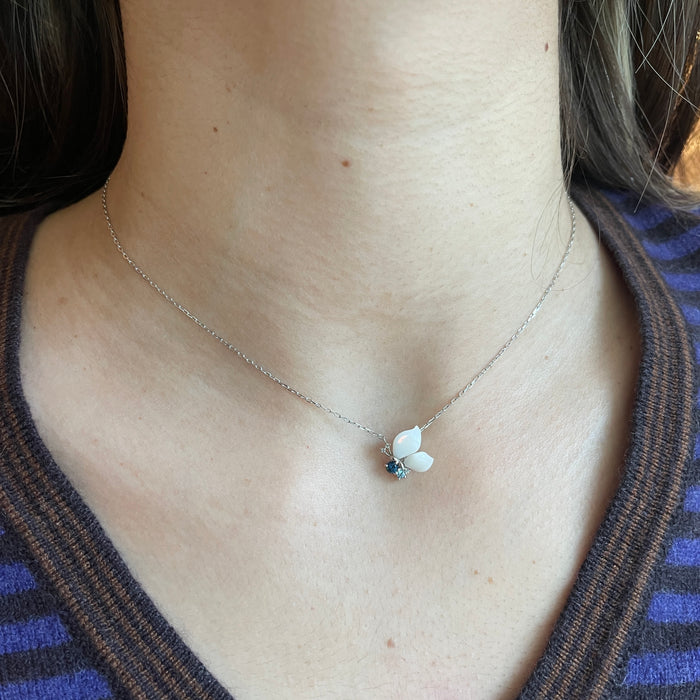 Pendente in Oro Bianco 18kt con Corallo Bianco, Zaffiri, Topazio, Quarzo e Diamanti