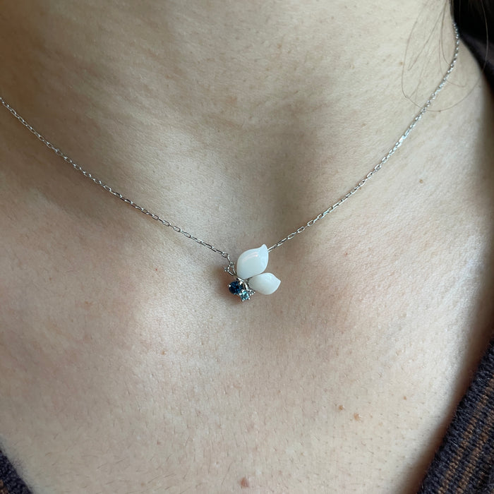 Pendente in Oro Bianco 18kt con Corallo Bianco, Zaffiri, Topazio, Quarzo e Diamanti