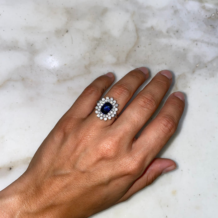 Anello in Oro Bianco con Zaffiro Blu Ovale e Doppio Contorno di Diamanti