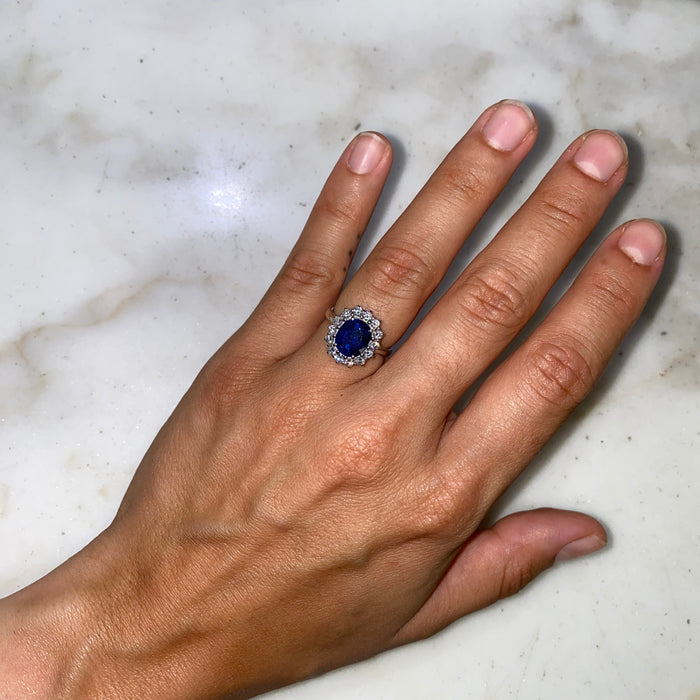 Anello in Oro Bianco 18kt con Zaffiro Blu Ovale e Contorno di Diamanti – Certificato IGI