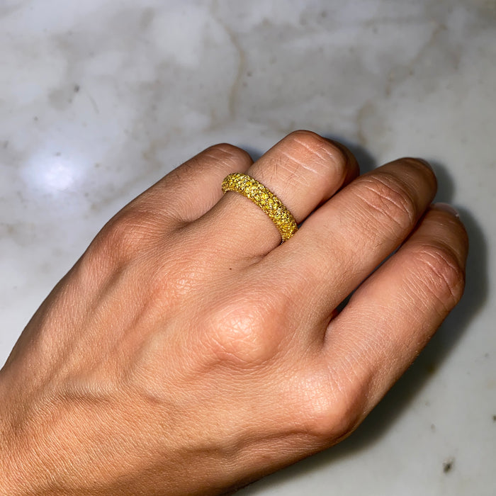 Anello Fascia in Oro Giallo 18K con Pavé di Diamanti Gialli